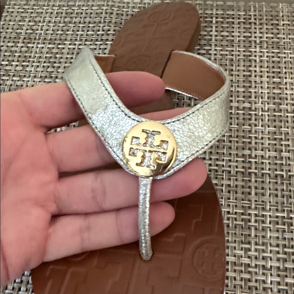 Tory Burch Thora Reverse Metallic Rosa Logo Flip Flops Sandals Silver Gold - 9 - Picture 5 of 10